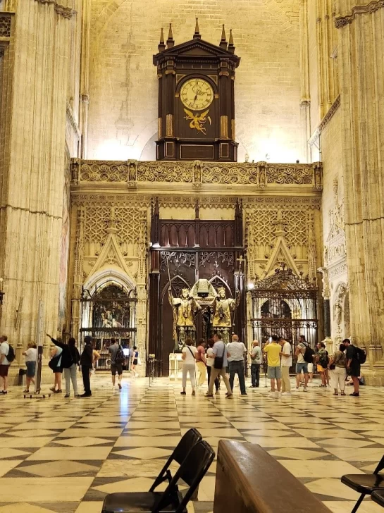 Catedral-de-Sevilla-2-Detalle-de-la-tumba-supuesta-545x728