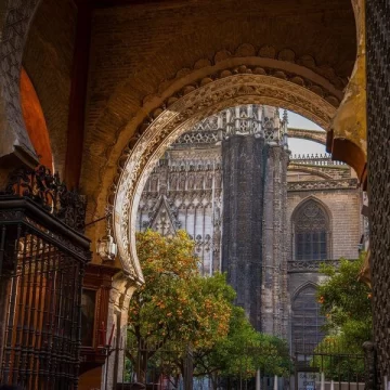 Catedral-de-Sevilla-la-Puerta-del-Perdon-y-el-Patio-de-los-Naranjos