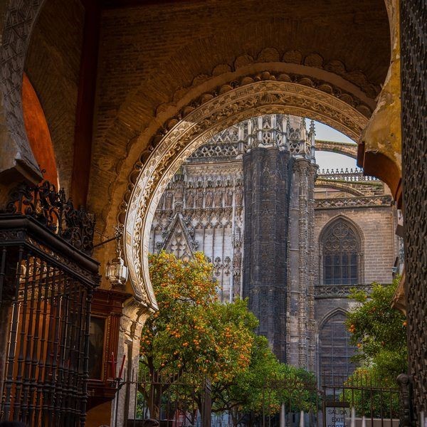 Catedral-de-Sevilla-la-Puerta-del-Perdon-y-el-Patio-de-los-Naranjos