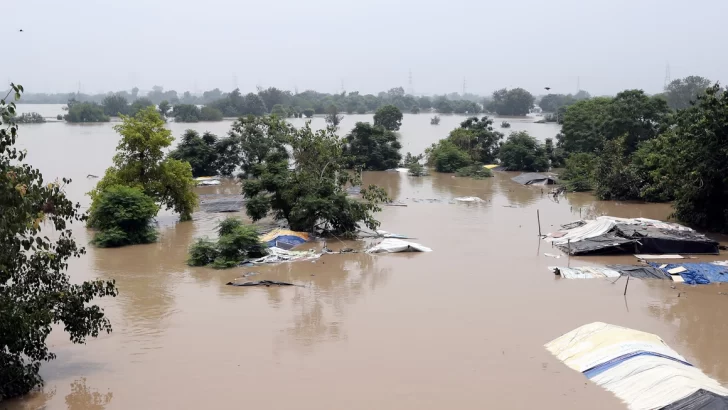 Fuertes lluvias provocan casi cien muertos en la India y sumen Nueva Delhi en el caos