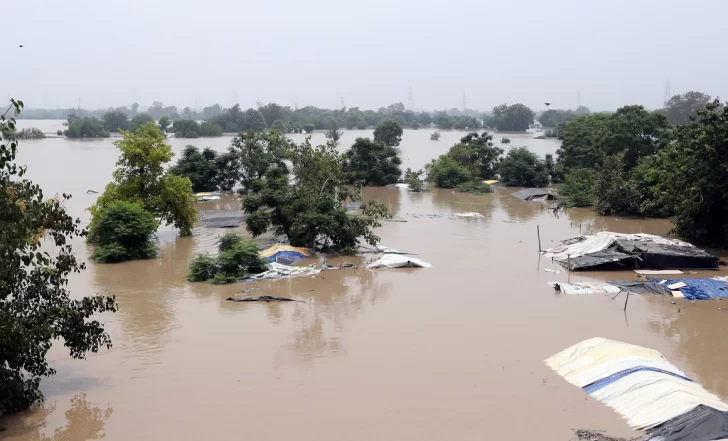 Fuertes lluvias provocan casi cien muertos en la India y sumen Nueva Delhi en el caos