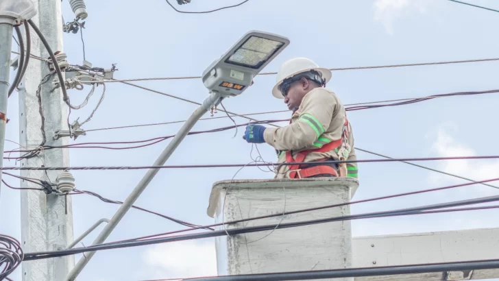 Edesur coloca lámparas Led y rehabilita redes en sector Ciudad Real II