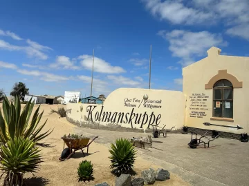 Entrada-del-pueblo-fantasma-de-Kolmanskop.-728x546