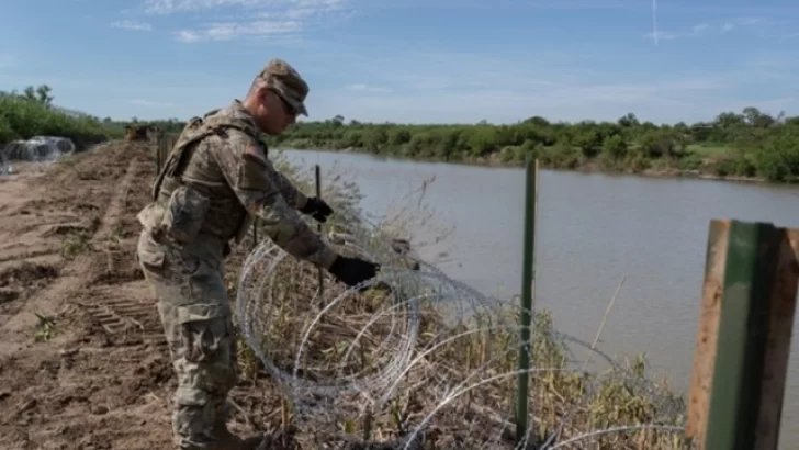 EEUU instala alambre de púas y boyas gigantes en el río Bravo