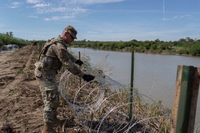 EEUU instala alambre de púas y boyas gigantes en el río Bravo