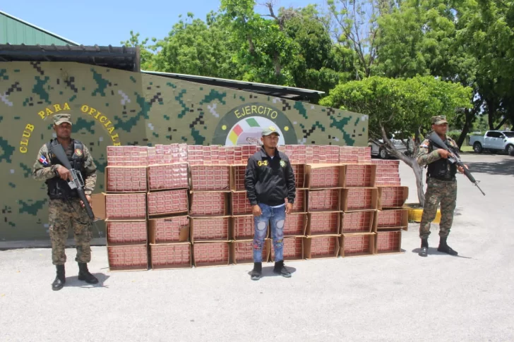 Ejército decomisa 1,350 paquetes de cigarrillos que intentaron entrar desde Haití