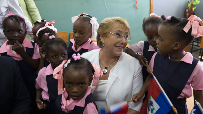 La-expresidenta-de-Michele-Bachelet-con-ninos-chilenos-haitianos