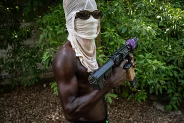 La-odisea-de-sobrevivir-en-barrios-controlados-por-las-poderosas-bandas-armadas-de-Haiti-728x485