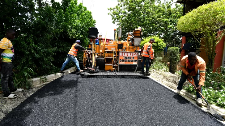 Obras Públicas invierte RD$ 200 millones en asfaltando calles de La Vega