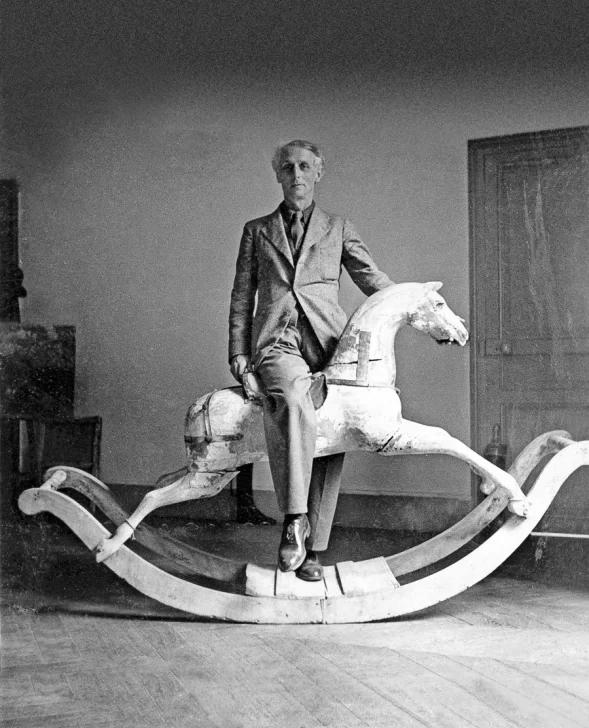 Max-Ernst-con-el-caballo-balancin-1938-589x728