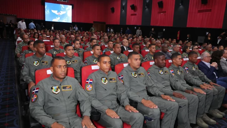 Fuerza Aérea gradúa 17 nuevos pilotos aviadores