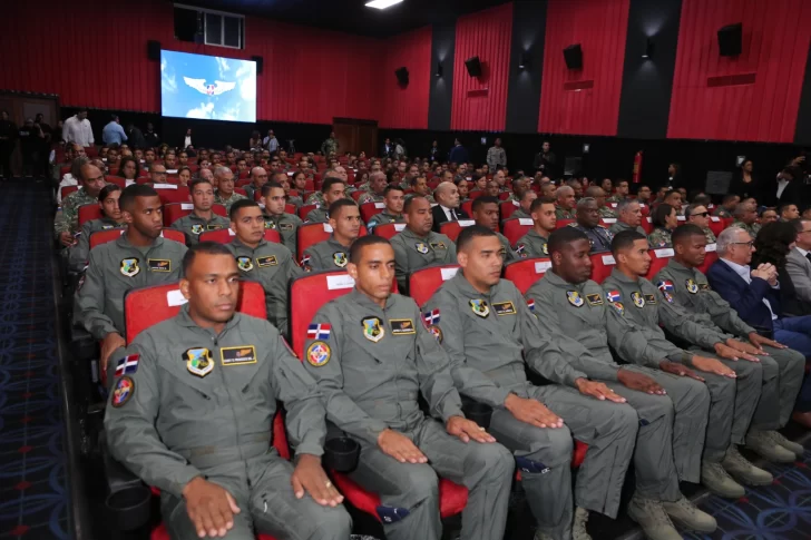 Fuerza Aérea gradúa 17 nuevos pilotos aviadores