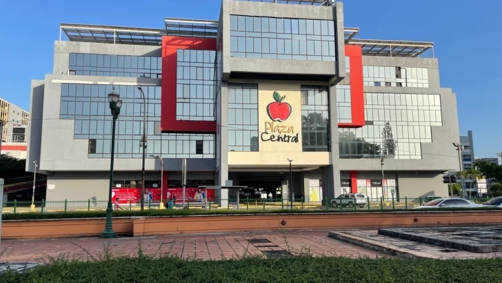 Mujer pierde la vida tras caer del cuarto piso de Plaza Central