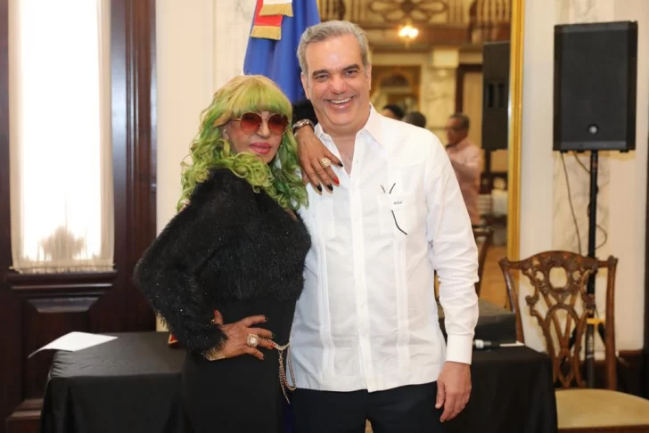 Presidente distingue con la Medalla Presidencial al Mérito Civil a 8 músicos típicos