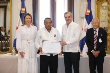 Presidente-distingue-con-la-Medalla-Presidencial-al-Merito-Civil-a-8-musicos-tipicos.-728x486