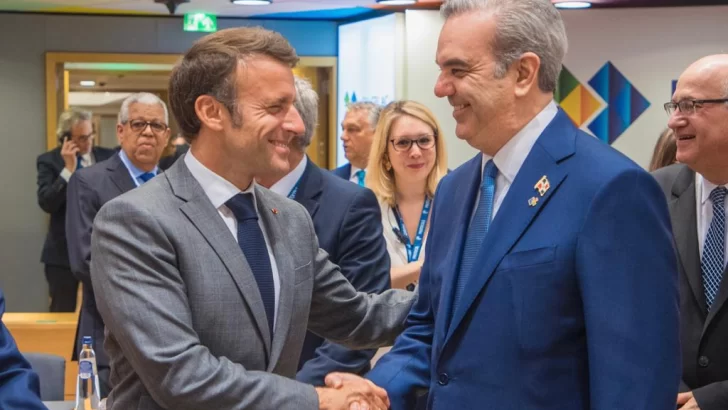 Presidentes Abinader y Macron dialogan en Cumbre UE-CELAC