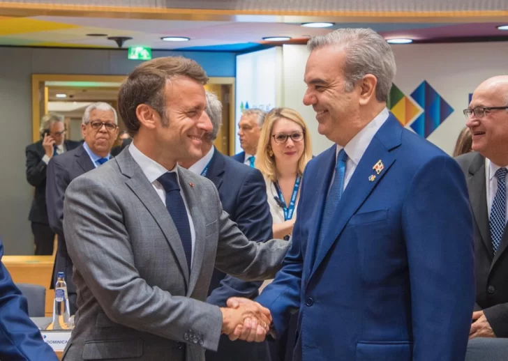 Presidentes Abinader y Macron dialogan en Cumbre UE-CELAC