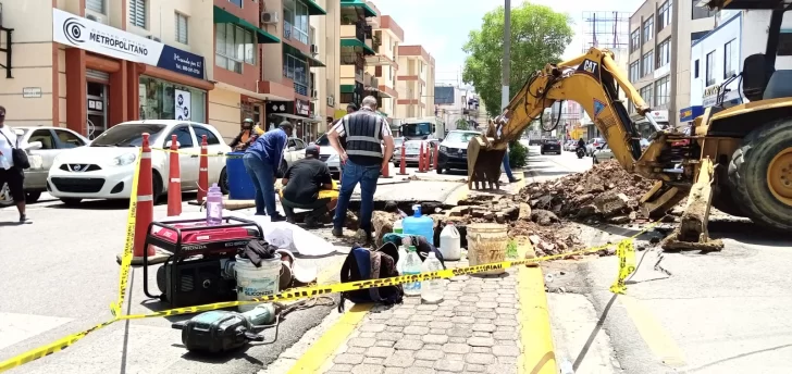 Socavón por colapso tubería agua potable genera caos en el tránsito del centro Santiago