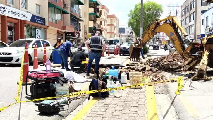 Socavón por colapso tubería agua potable genera caos en el tránsito del centro Santiago