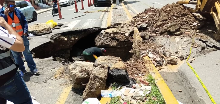 Socavon-por-colapso-tuberia-agua-potable-genera-caos-en-el-transito-del-centro-Santiago-3-728x344