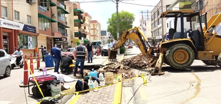 Socavon-por-colapso-tuberia-agua-potable-genera-caos-en-el-transito-del-centro-Santiago-4-728x344