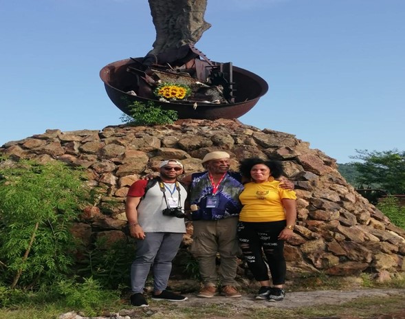 Un-servidor-el-escultor-Alberto-Lescay-y-la-hija-de-Joel-James-en-el-monumento