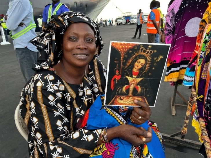 Una-vendedora-ambulante-en-el-puerto-de-Banjul-sosteniendo-728x546