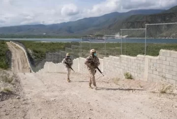 Construcción de verja fronteriza marcha a buen ritmo, dice ministro de Defensa