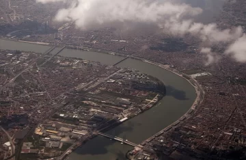 Vista-aerea-de-Bordeaux-y-el-rio-Garonne-728x474