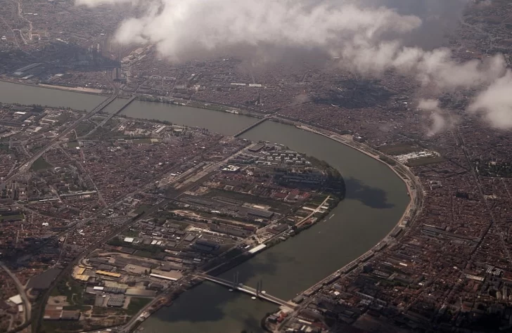 Vista-aerea-de-Bordeaux-y-el-rio-Garonne-728x474