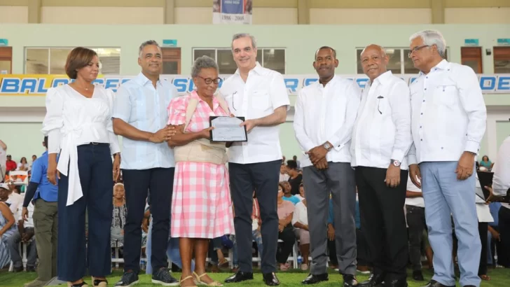 Abinader entregó 1,280 títulos a residentes de Sabana Grande de Boyá