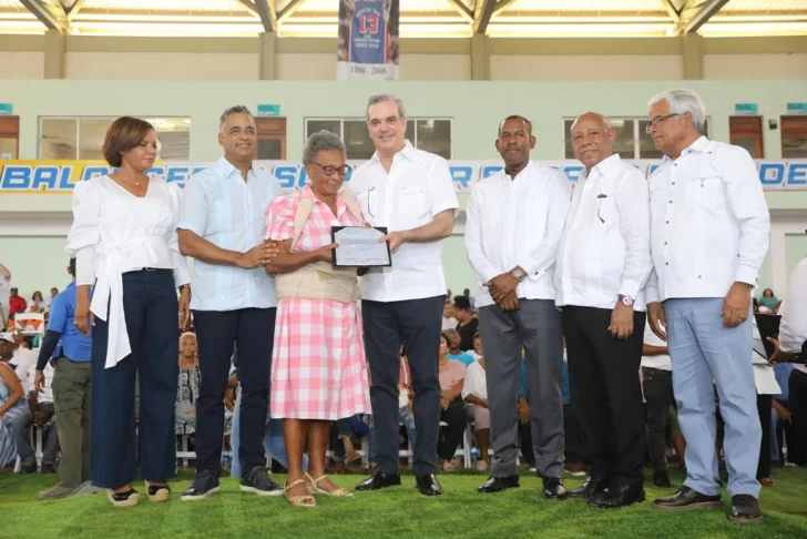 Abinader entregó 1,280 títulos a residentes de Sabana Grande de Boyá