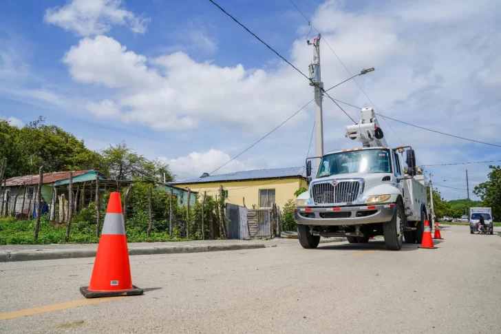 Edesur rehabilita redes eléctricas e ilumina la Comunidad Pueblo Nuevo