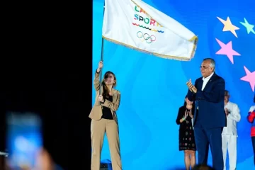 Carolina Mejía recibe en San Salvador bandera de JJCC Santo Domingo 2026