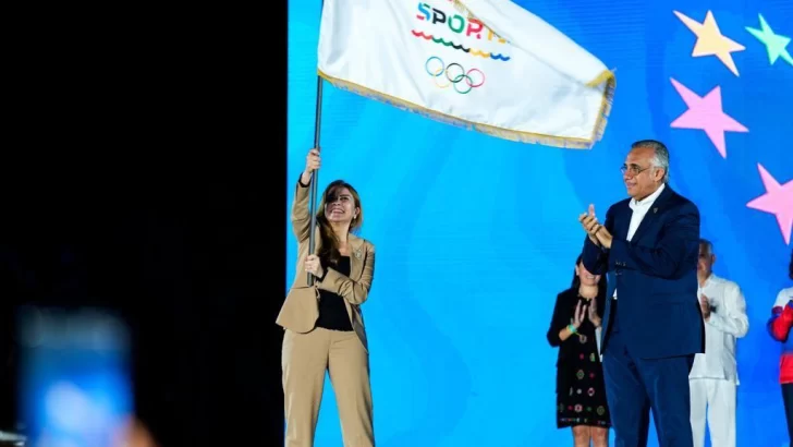 Carolina Mejía recibe en San Salvador bandera de JJCC Santo Domingo 2026