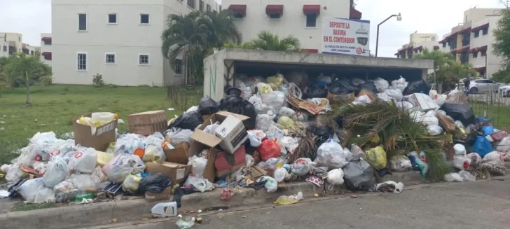 Residentes de Pantoja se quejan por basura acumulada