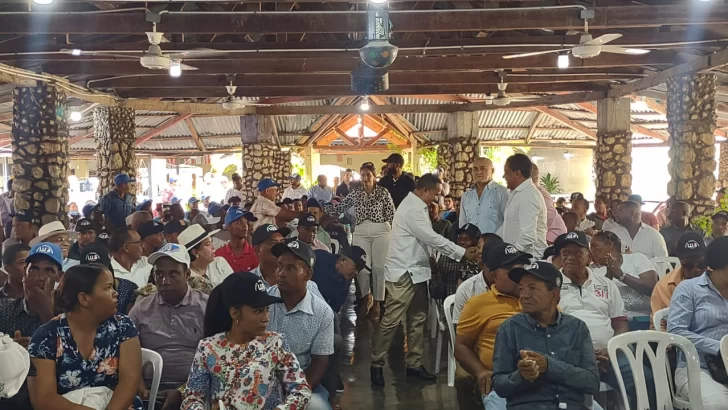 PRM juramenta directivos del Frente Agropecuario en Azua en apoyo a reelección de Abinader