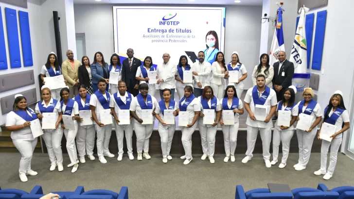 Infotep entrega 77 títulos a auxiliares de enfermería en Pedernales