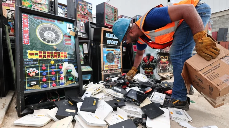 Hacienda destruye más de 1,800 equipos utilizados para la comercialización ilegal de juegos de azar