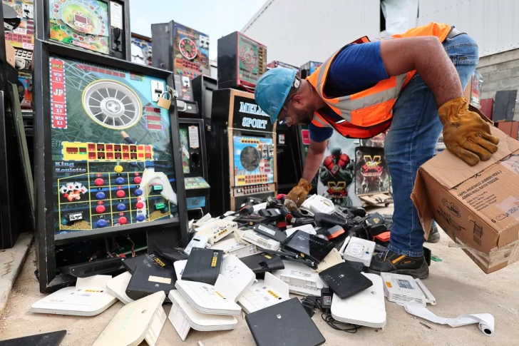 Hacienda destruye más de 1,800 equipos utilizados para la comercialización ilegal de juegos de azar