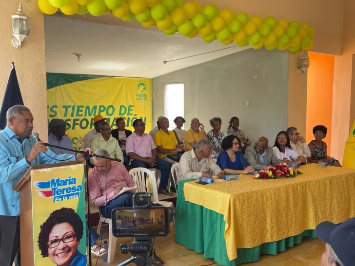 María Teresa proclama candidatos del Frente Amplio en Baní