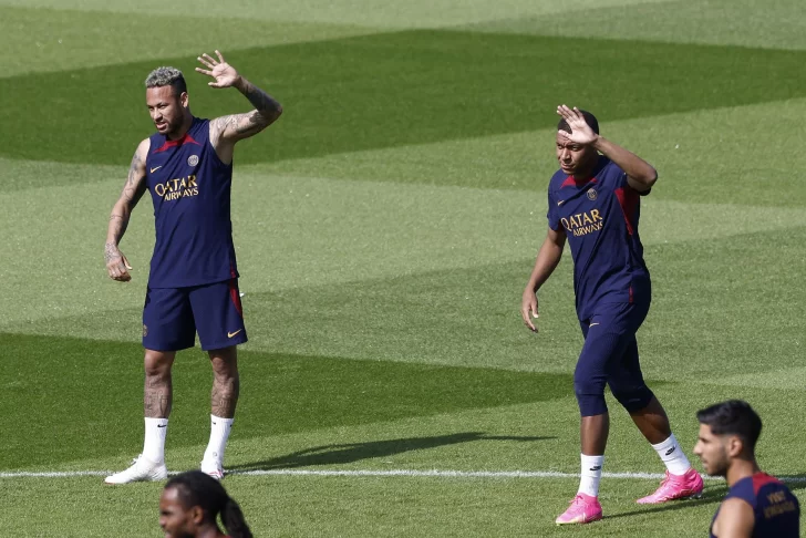 Mbappé se entrena sonriente junto a Neymar en la víspera de primer choque