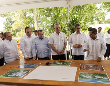 Casa Brugal muestra al presidente su nuevo complejo de bodegas de envejecimiento