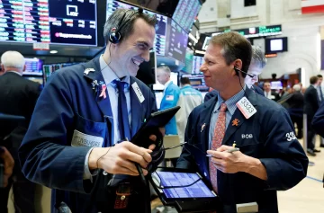 Wall Street acumula alza en una semana de noticias positivas