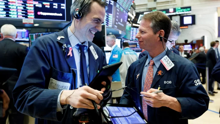 Wall Street acumula alza en una semana de noticias positivas
