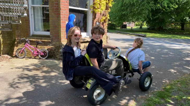 La centenaria escuela británica en la que los niños deciden las normas y qué quieren aprender