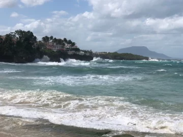 Piden a operadores embarcaciones permanecer en puerto por olas anormales 