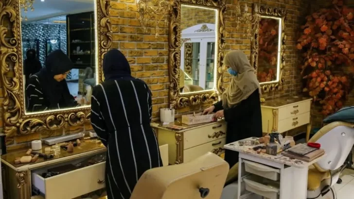 Veto a salones de belleza y la lista de prohibiciones para mujeres en Afganistán