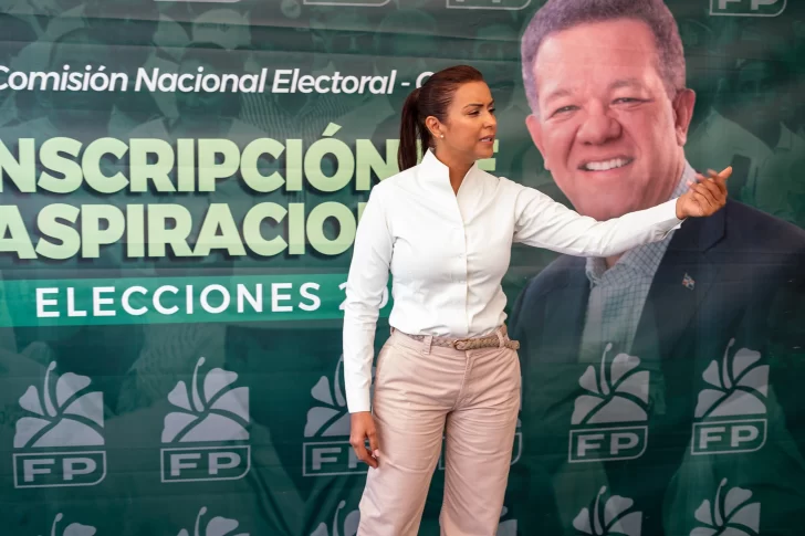 Selinée Méndez inscribe precandidatura a diputada por la Fuerza del Pueblo