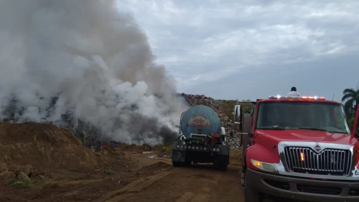 Bomberos continúan combatiendo incendio en el vertedero de Puerto Plata